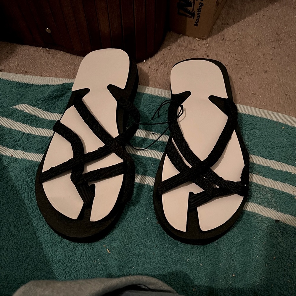 Fanture size 41 black Strappy flip flops